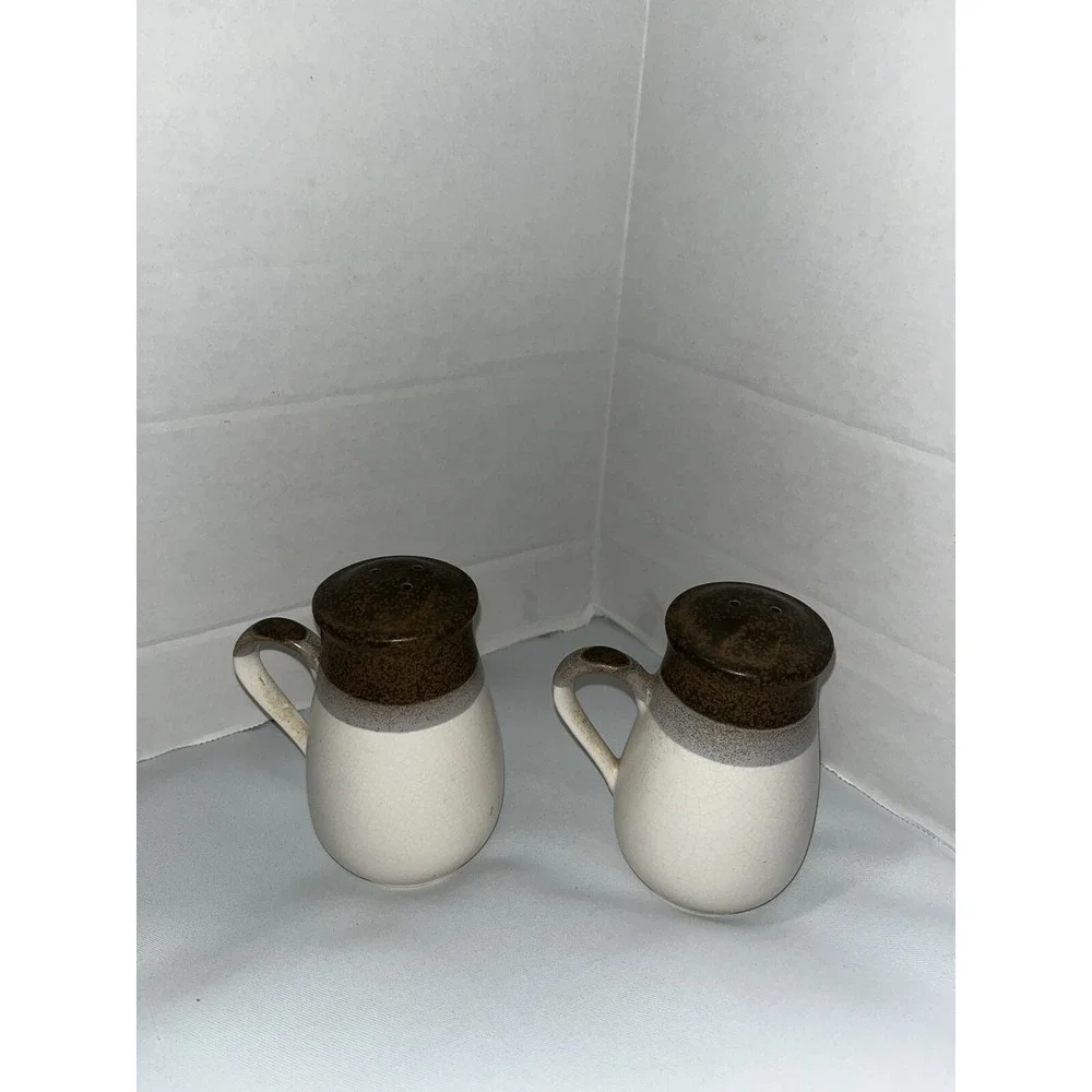 vintage pottery ‎ salt and pepper shakers Earthenware Brown And Cream retro